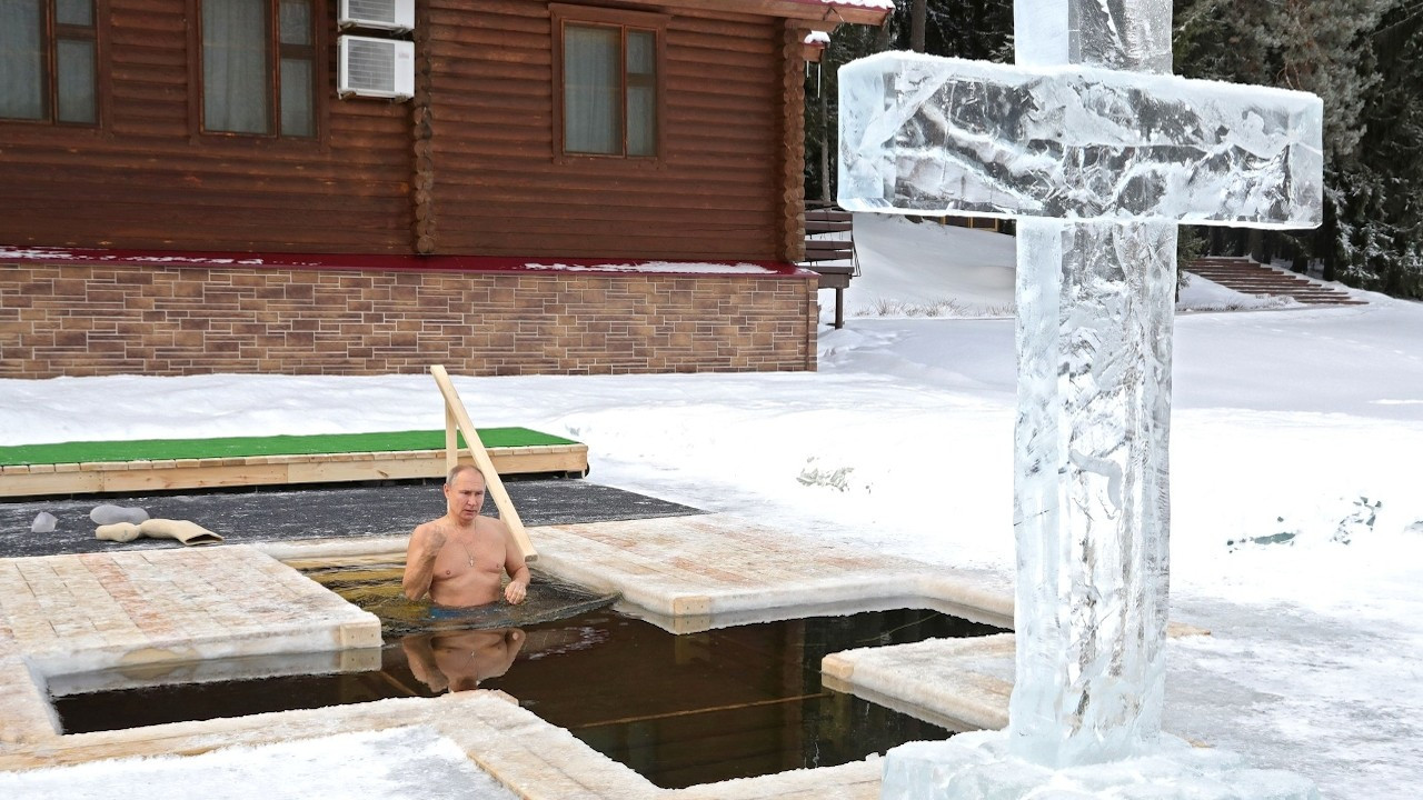 Putin, Epifani bayramında buzlu suya girdi