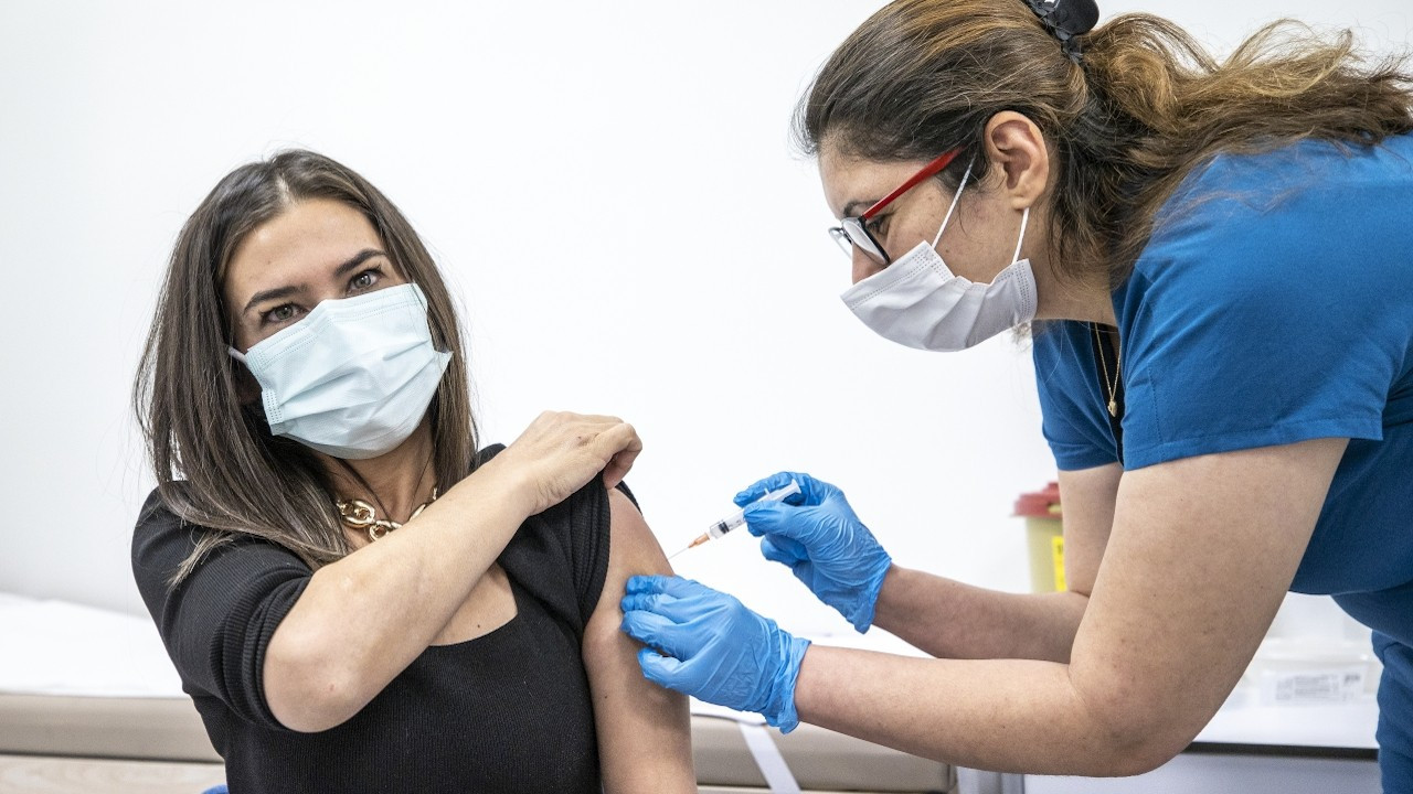 Eczane çalışanlarına Covid-19 aşısı yapılmaya başlandı