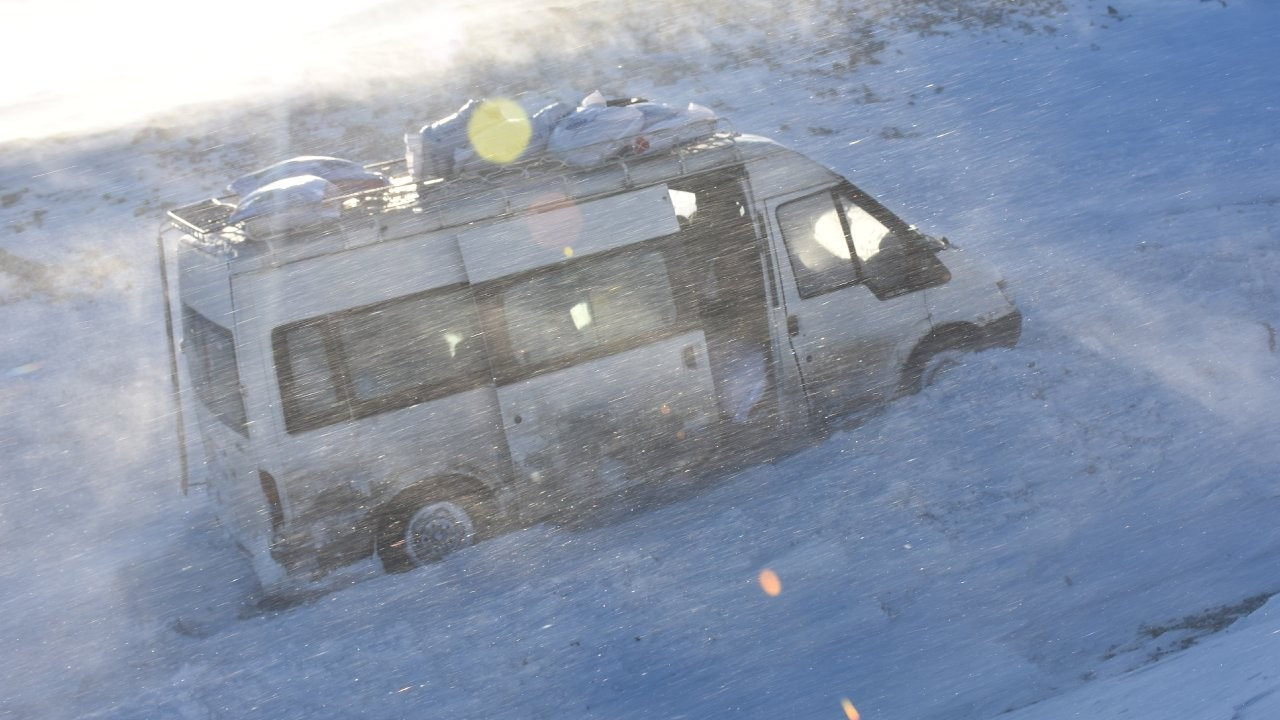 Kars'ta 30 kişi tipide mahsur kaldı