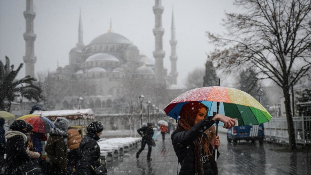 AKOM uyardı: İstanbul'da yarın kar var, sıcaklık 8-12 derece düşecek