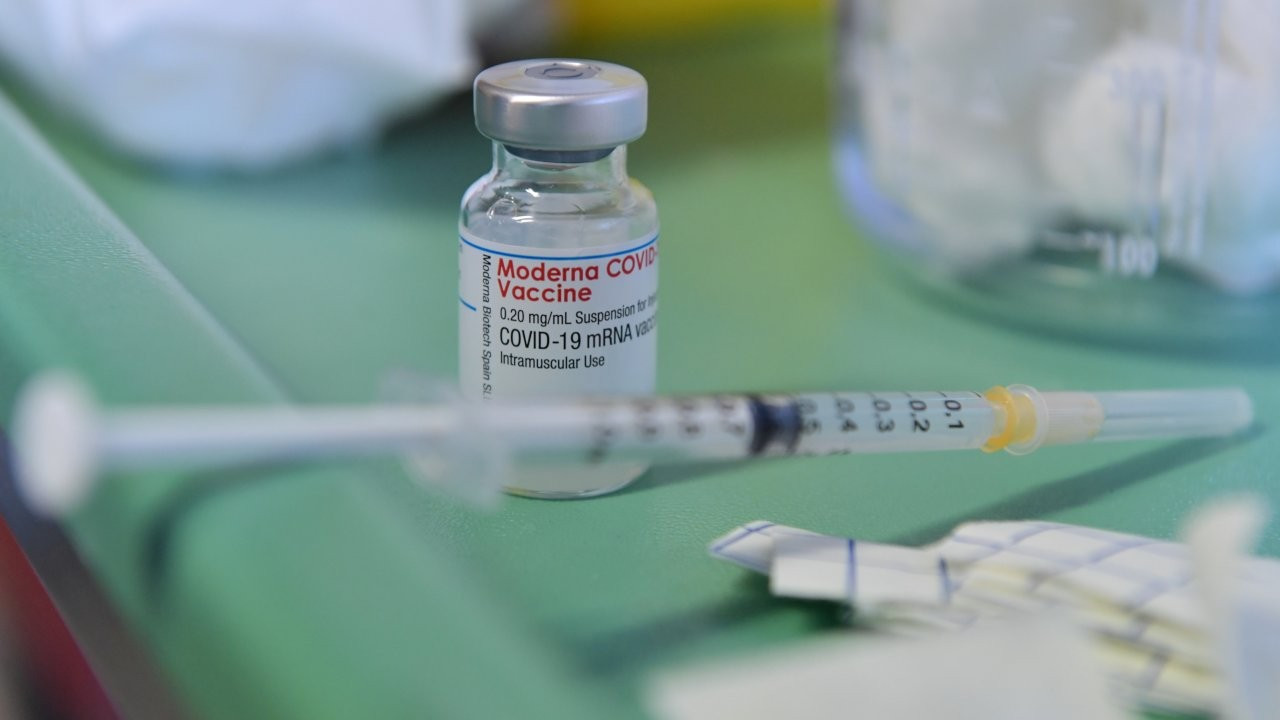 İtalya: Moderna, aşı teslimatında kesinti yapacak