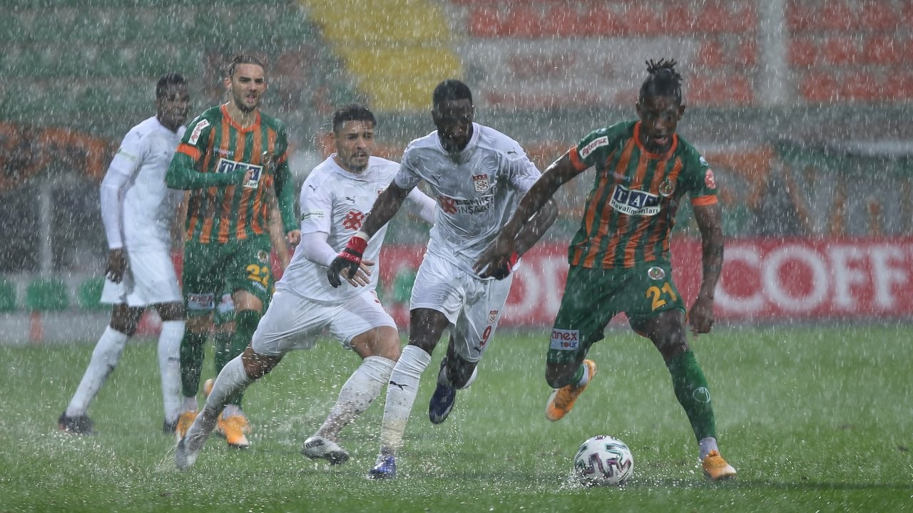 Alanyaspor-Sivasspor maçı 19. dakikada tatil edildi 