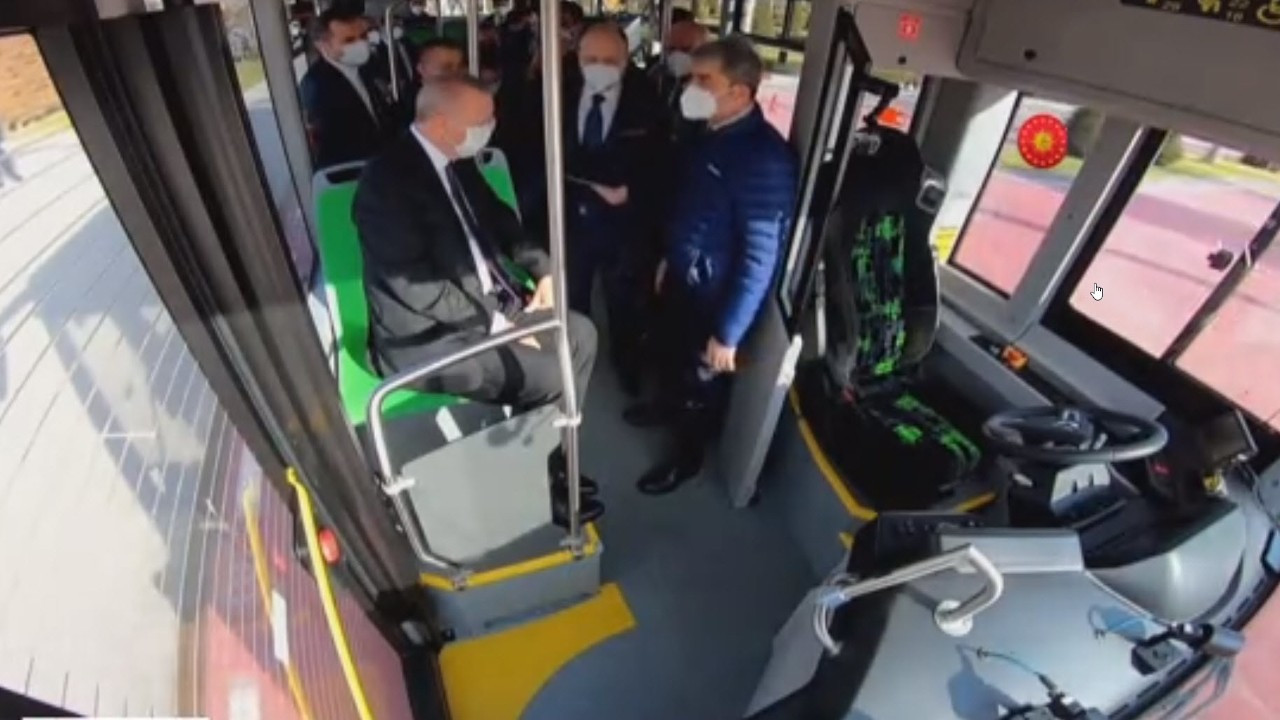 Erdoğan külliye bahçesinde 'sürücüsüz otobüsü' test etti
