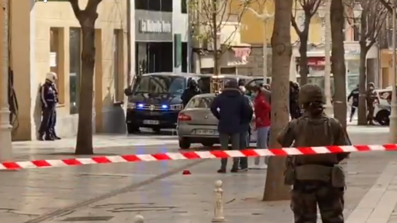 Fransa'da bir evden içinde insan kafası bulunan kutu fırlatıldı