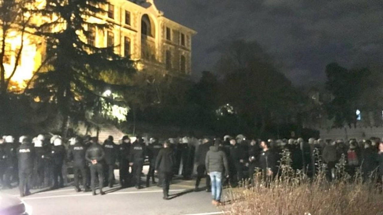 Boğaziçi Üniversitesi'ne giren polis oturma eylemi yapan öğrencilere saldırdı