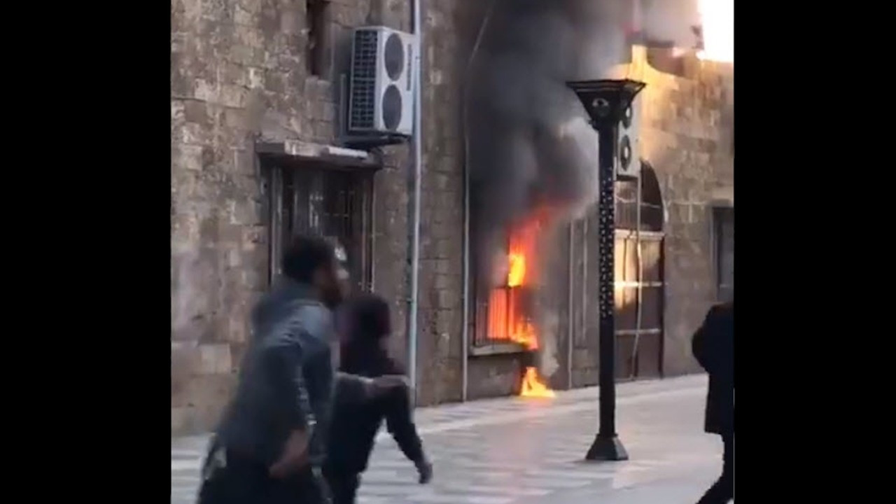 Mersin Belediyesi'ne saldırı: Meclis salonu yandı