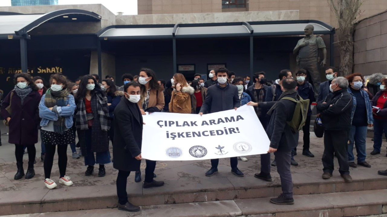 İzmir'de 'çıplak arama' protestosu: Suç duyurusunda bulunuldu