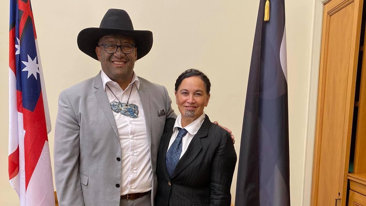Yeni Zelanda'da kravat krizi: Maori vekil parlamentodan atıldı
