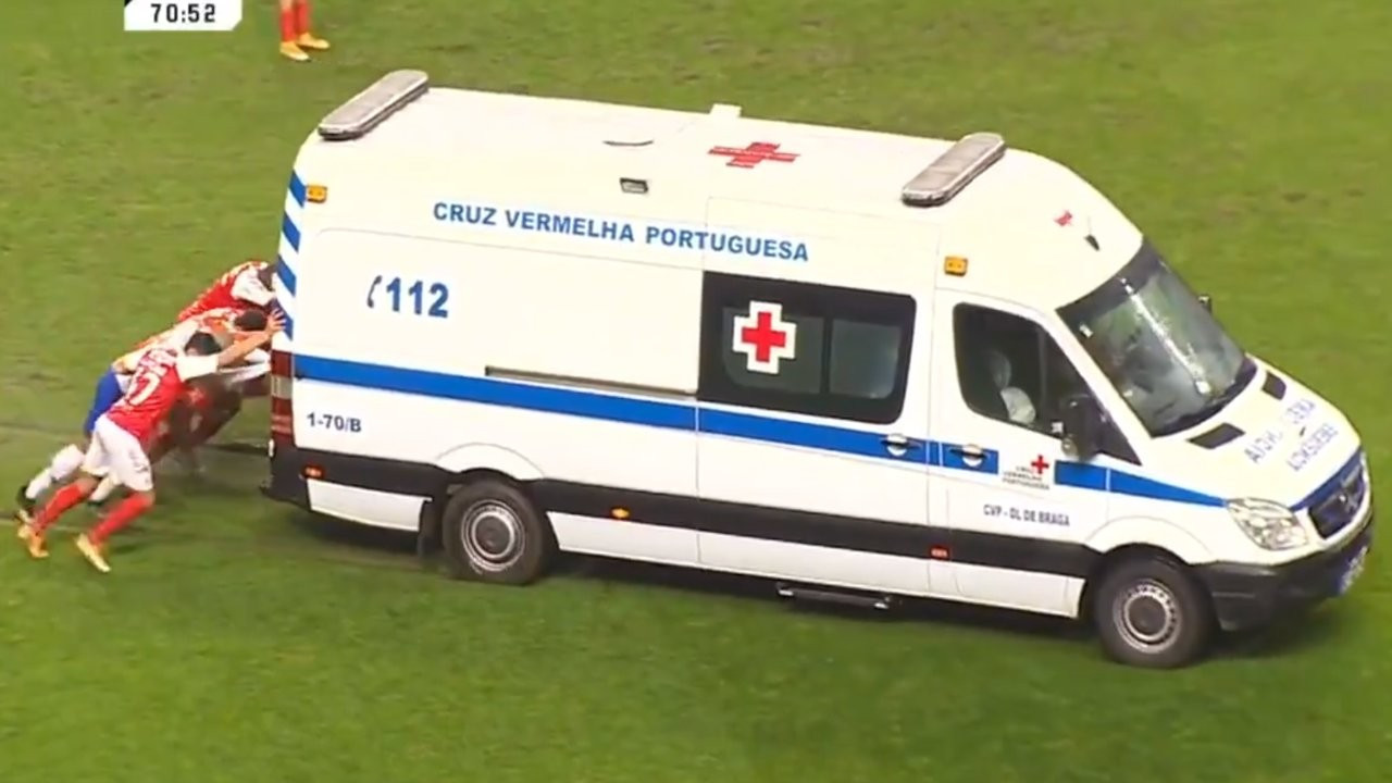 Ambulans sahada arızalandı, futbolcular itti