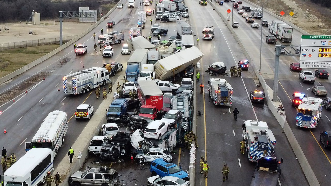 Teksas'ta en az 100 araç birbirine girdi: 5 ölü