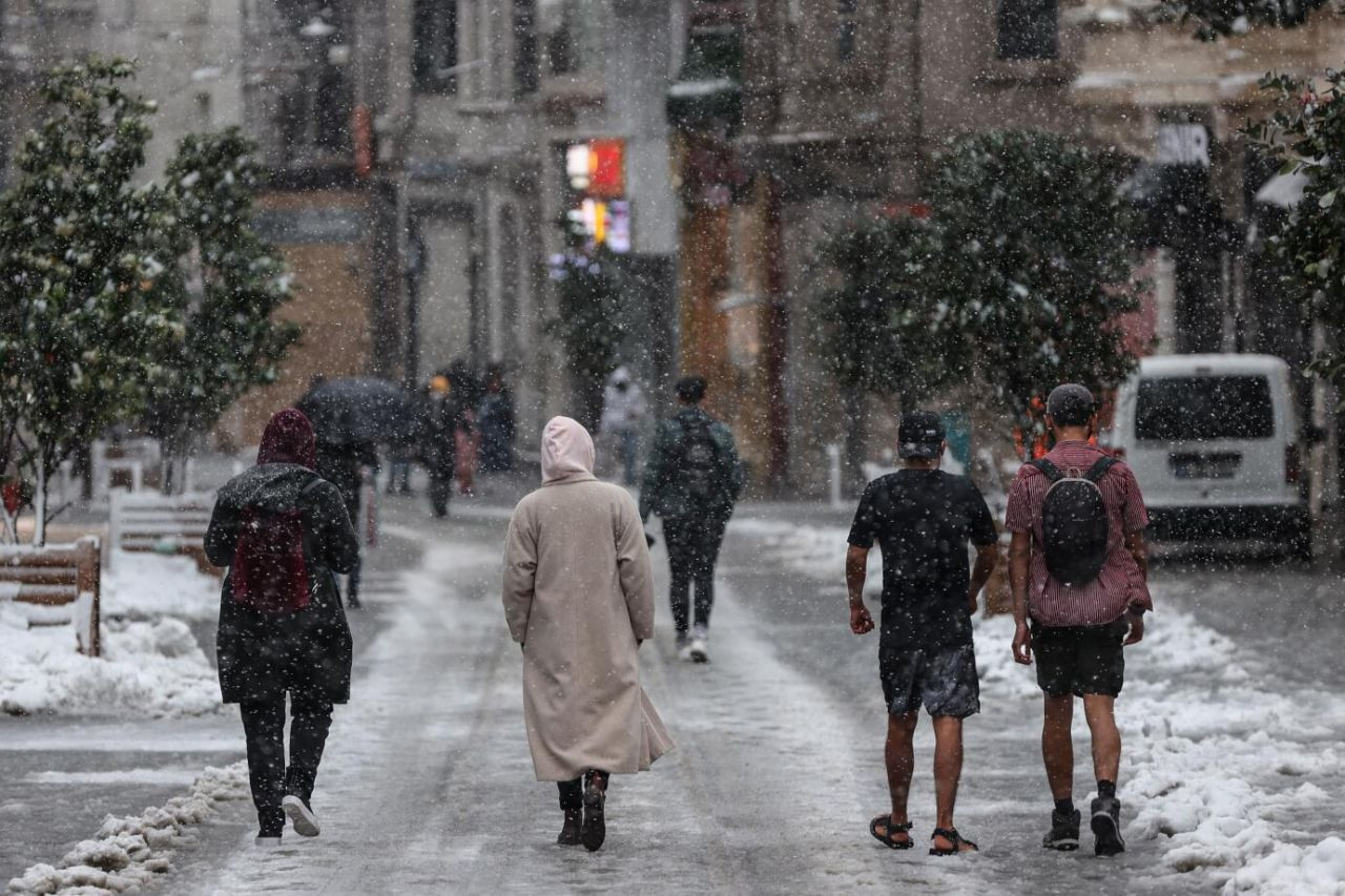 İstanbul'da kar yağışı: Ağaçlar devrildi, elektrikler kesildi - Sayfa 3