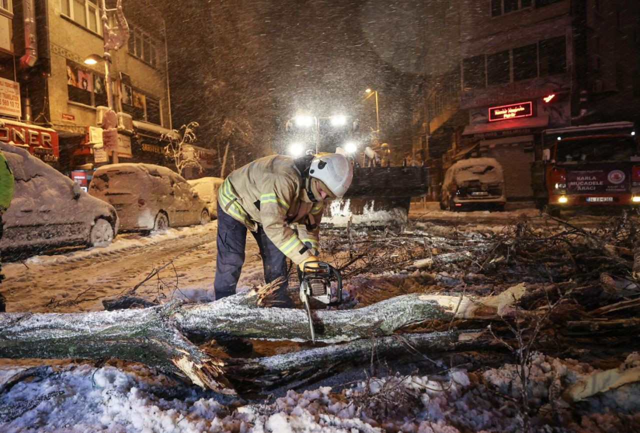 İstanbul'da kar yağışı: Ağaçlar devrildi, elektrikler kesildi - Sayfa 2