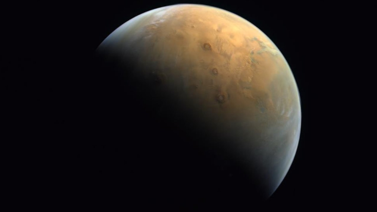 Birleşik Arap Emirlikleri Mars'ı ilk kez fotoğrafladı