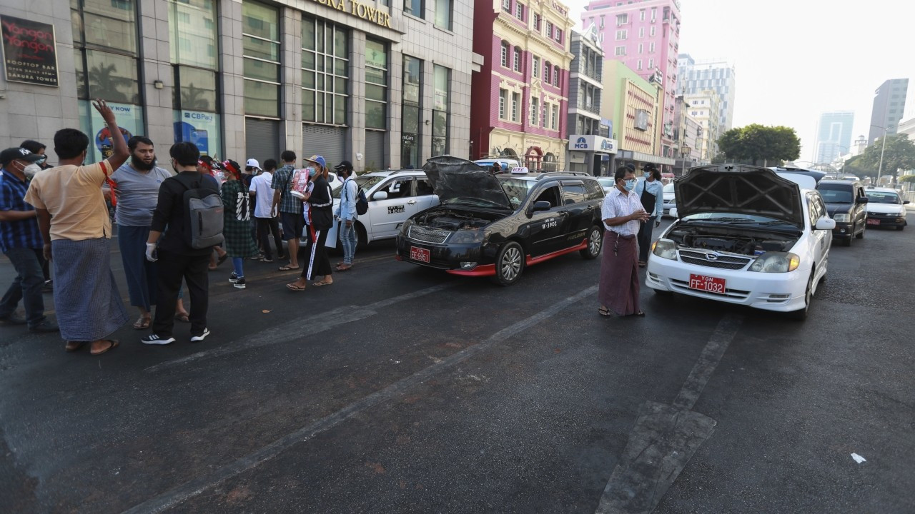 Darbeyi protesto eden Myanmarlılar 'bozuk araba' hareketi başlattı