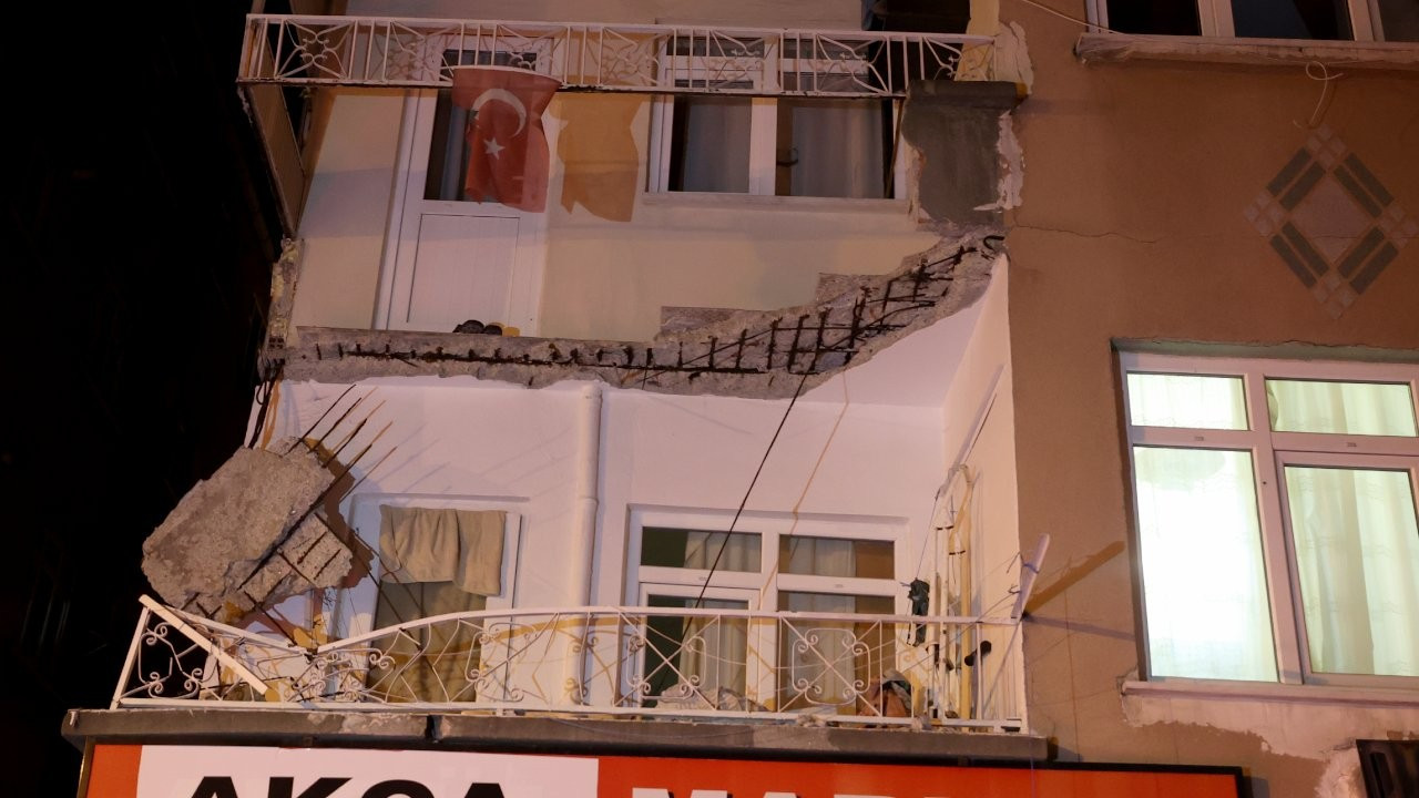 İstanbul'da bir binanın balkonu çöktü