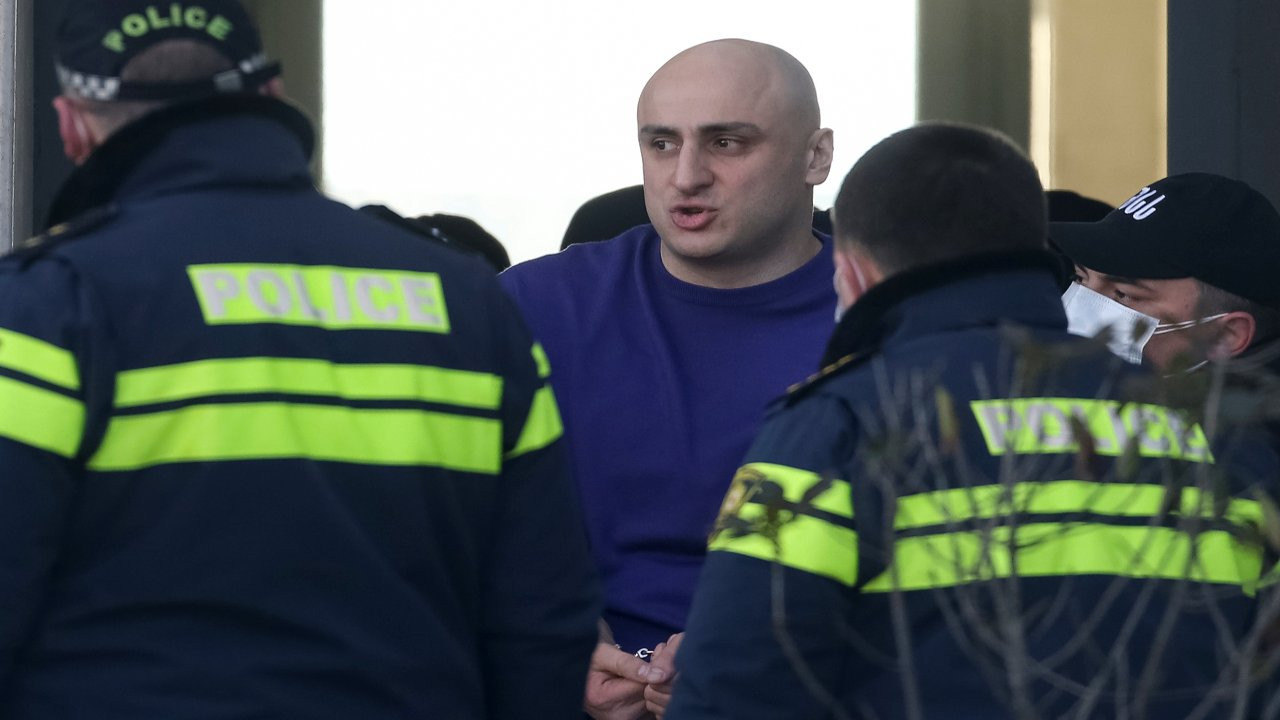 Gürcistan'da muhalefet liderine parti binasında gözaltı