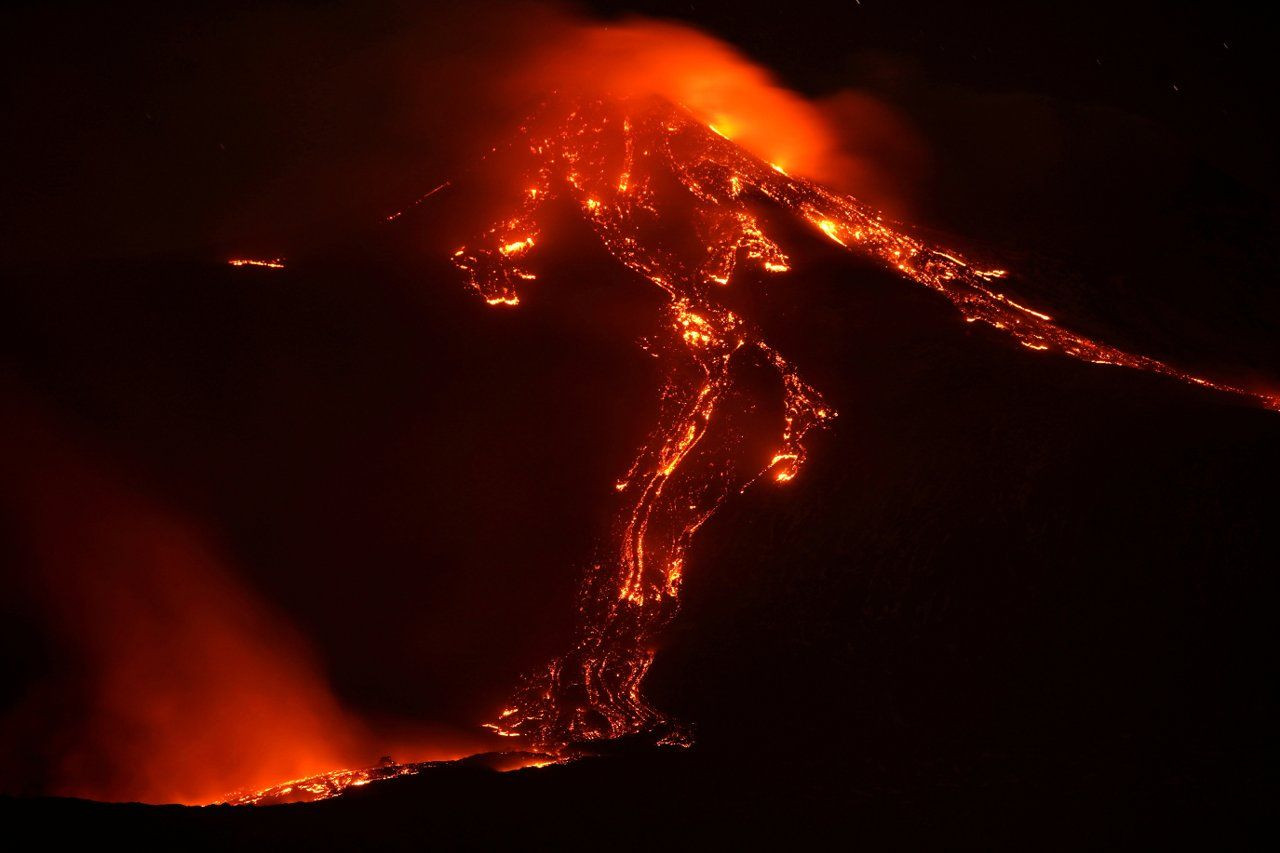 Fotoğraflarla Etna: Yanardağdaki patlamalar Sicilya'yı aydınlatıyor - Sayfa 4