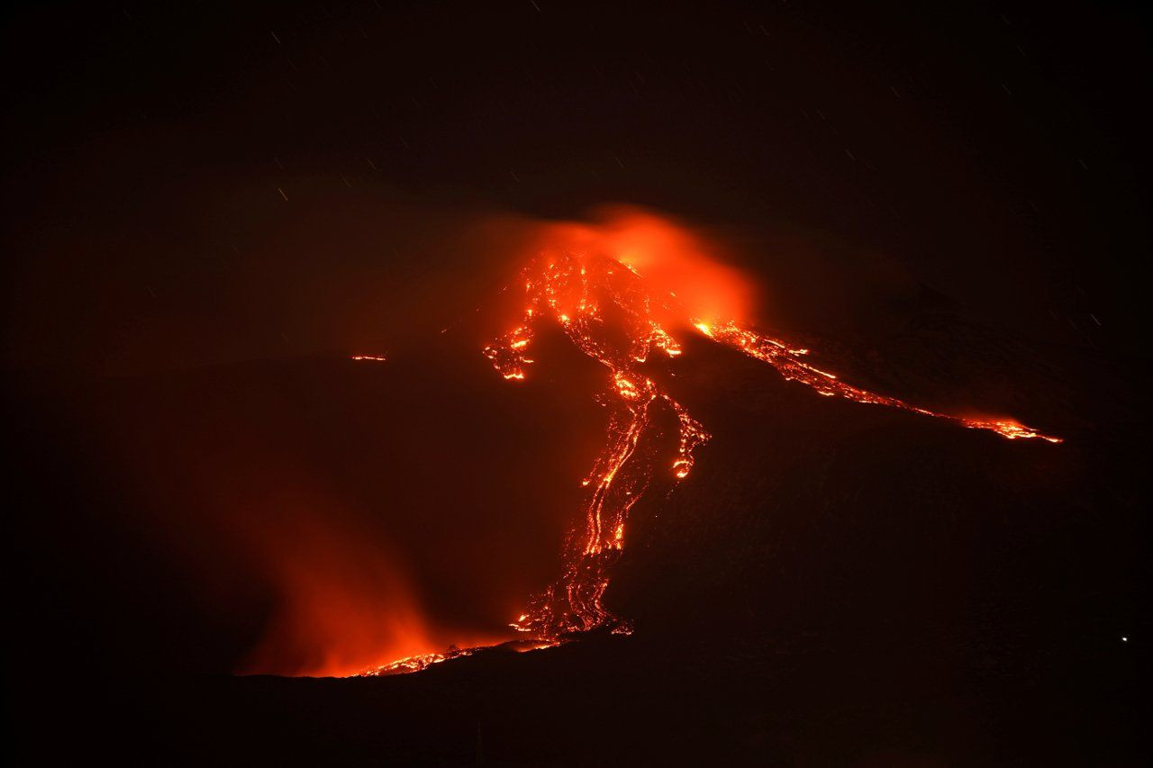 Fotoğraflarla Etna: Yanardağdaki patlamalar Sicilya'yı aydınlatıyor - Sayfa 1