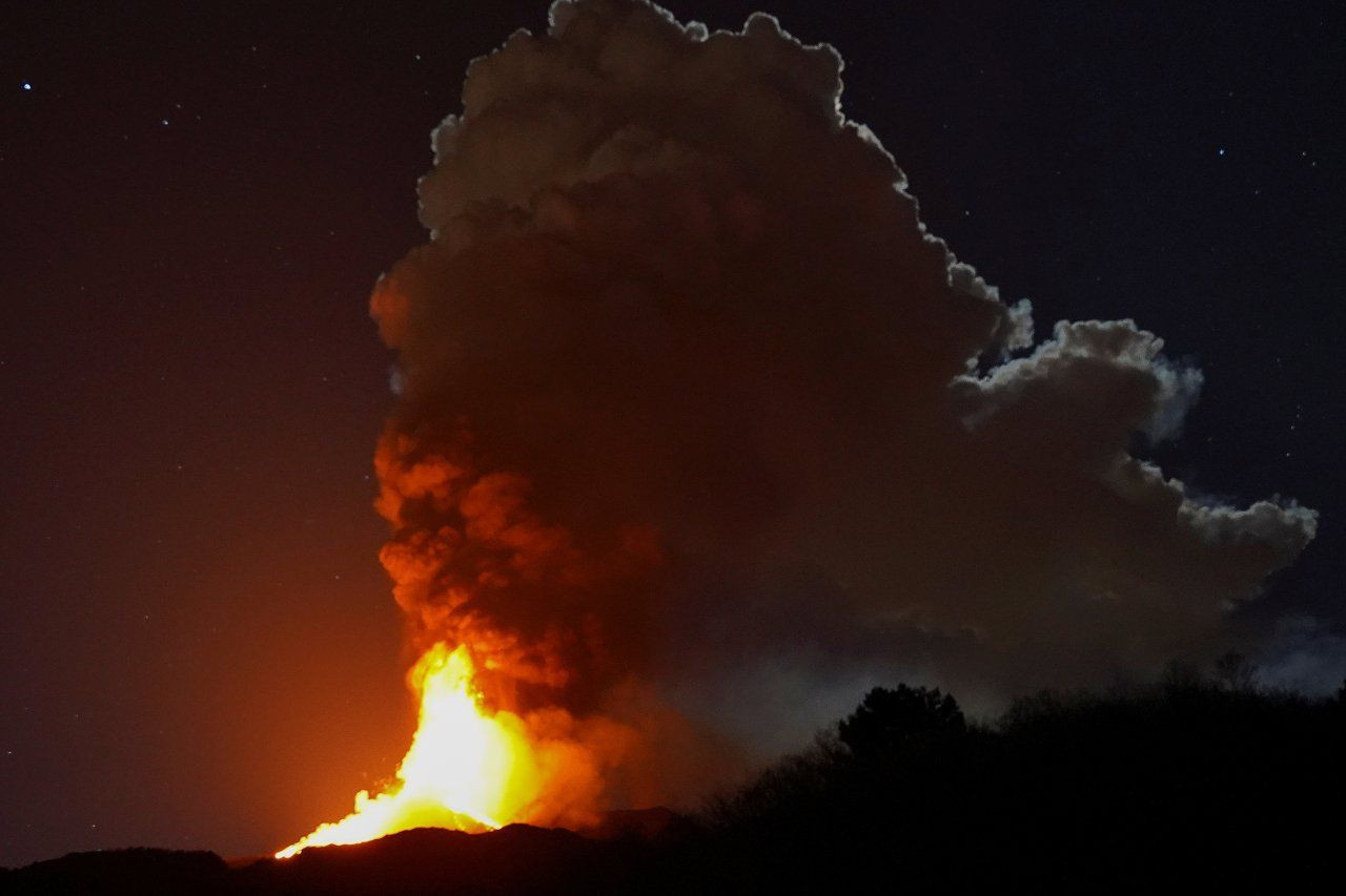 Fotoğraflarla Etna: Yanardağdaki patlamalar Sicilya'yı aydınlatıyor - Sayfa 3