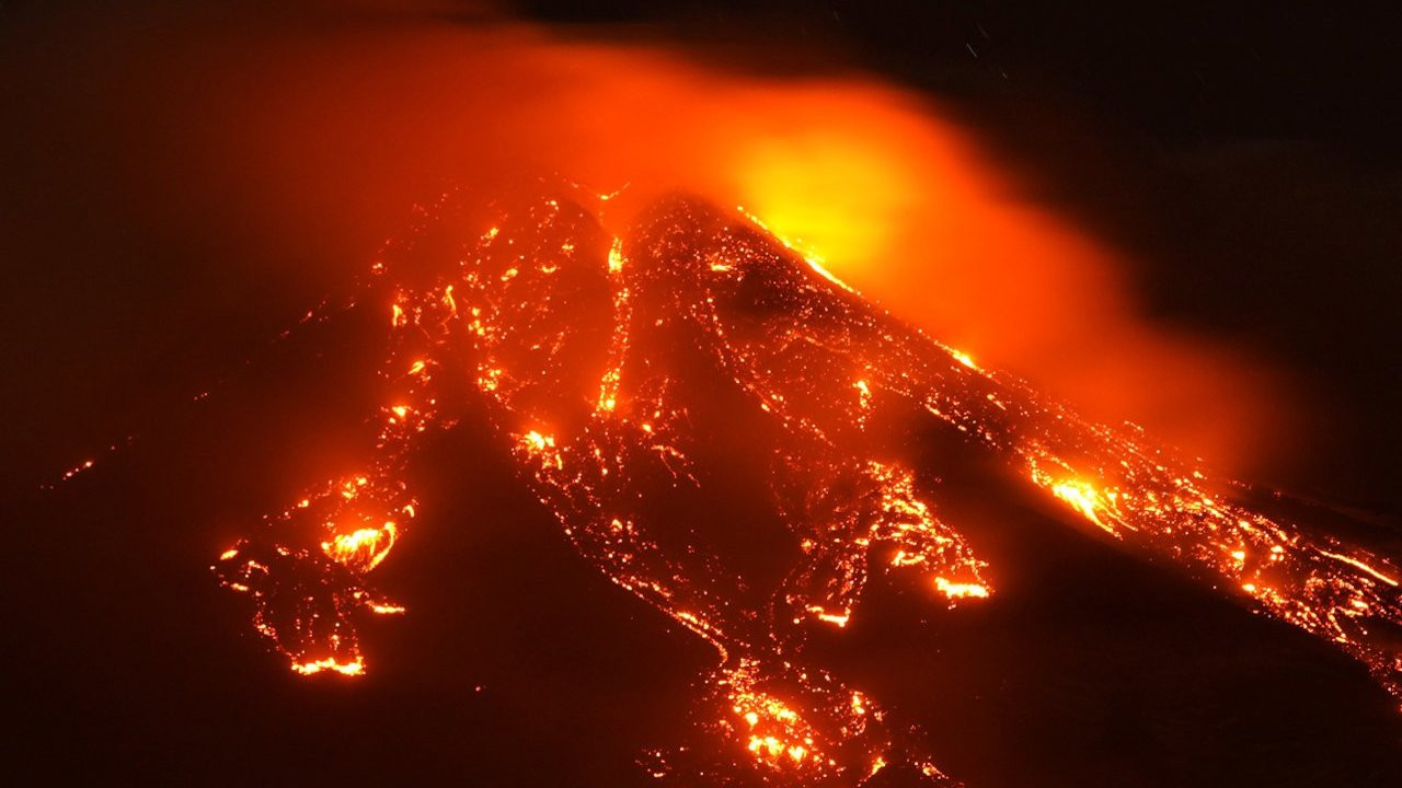 Fotoğraflarla Etna: Yanardağdaki patlamalar Sicilya'yı aydınlatıyor