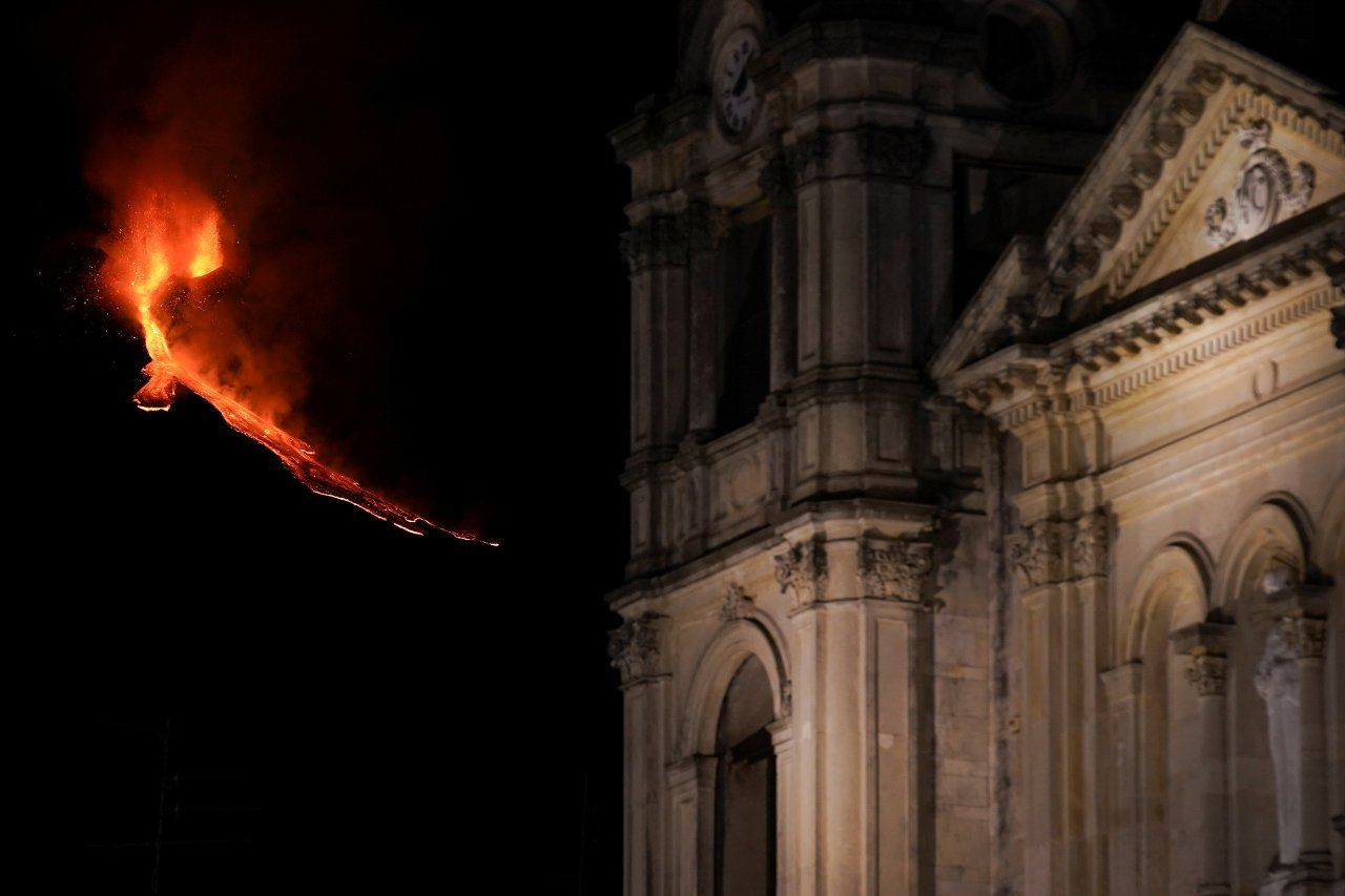 Fotoğraflarla Etna: Yanardağdaki patlamalar Sicilya'yı aydınlatıyor - Sayfa 2