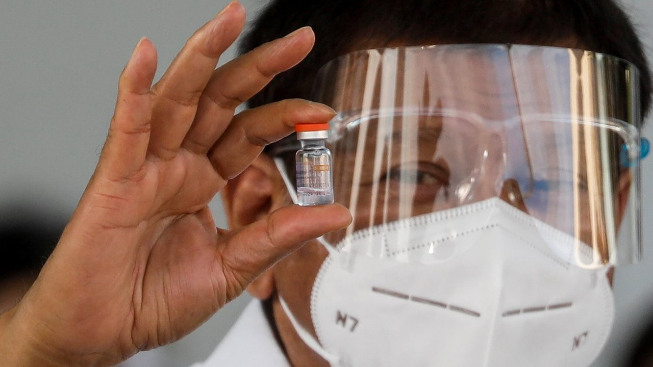 Sinovac aşılarını karşılayan Duterte: Ben başka Çin aşısı yaptıracağım