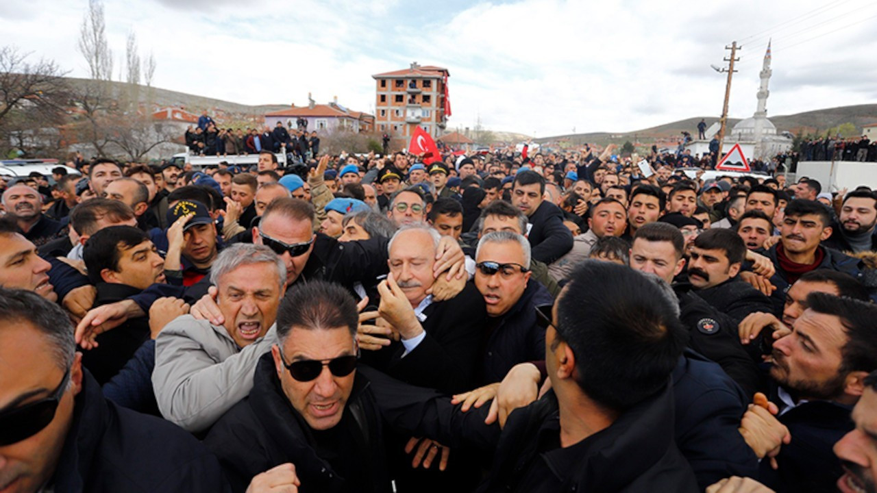 Kılıçdaroğlu'na 'linç' girişimi davası: 'Elimi yukarıdan aşağı doğru  indirerek kalabalıktan çıkmaya çalışıyorum'