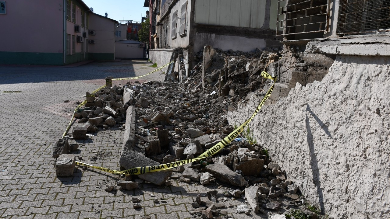 Adana'da okulun yıkılan duvarının altında kalan çocuk öldü