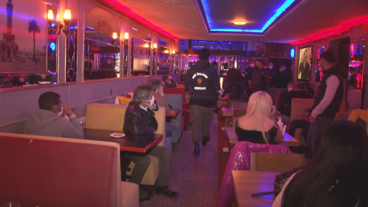 Devriyede açık gece kulübüne denk gelen polis 23 kişiye ceza kesti