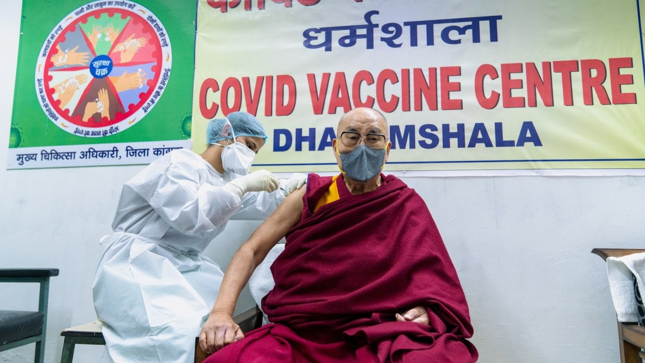 Dalay Lama, Covid-19 aşısı yaptırdı