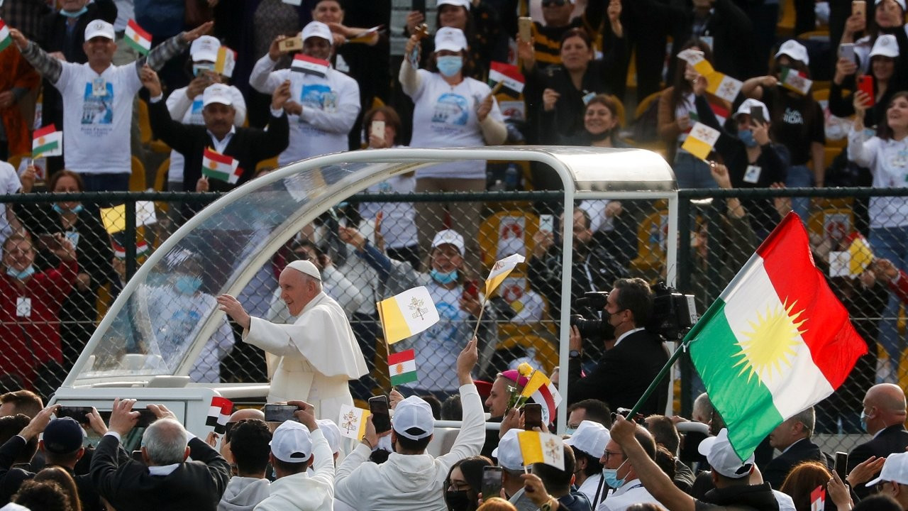 Papa Francis'in Erbil'deki ayinine binlerce kişi katıldı
