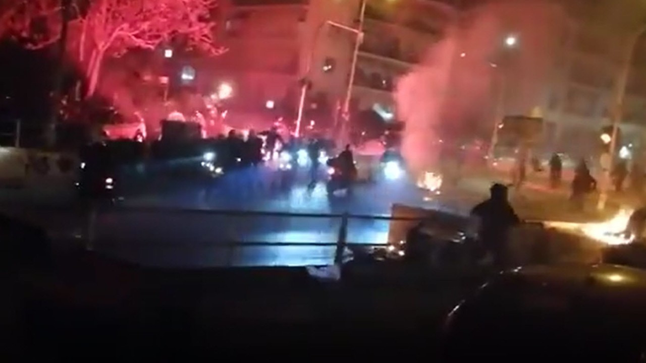 Atina'da polis şiddetine karşı binlerce kişi sokaklara çıktı
