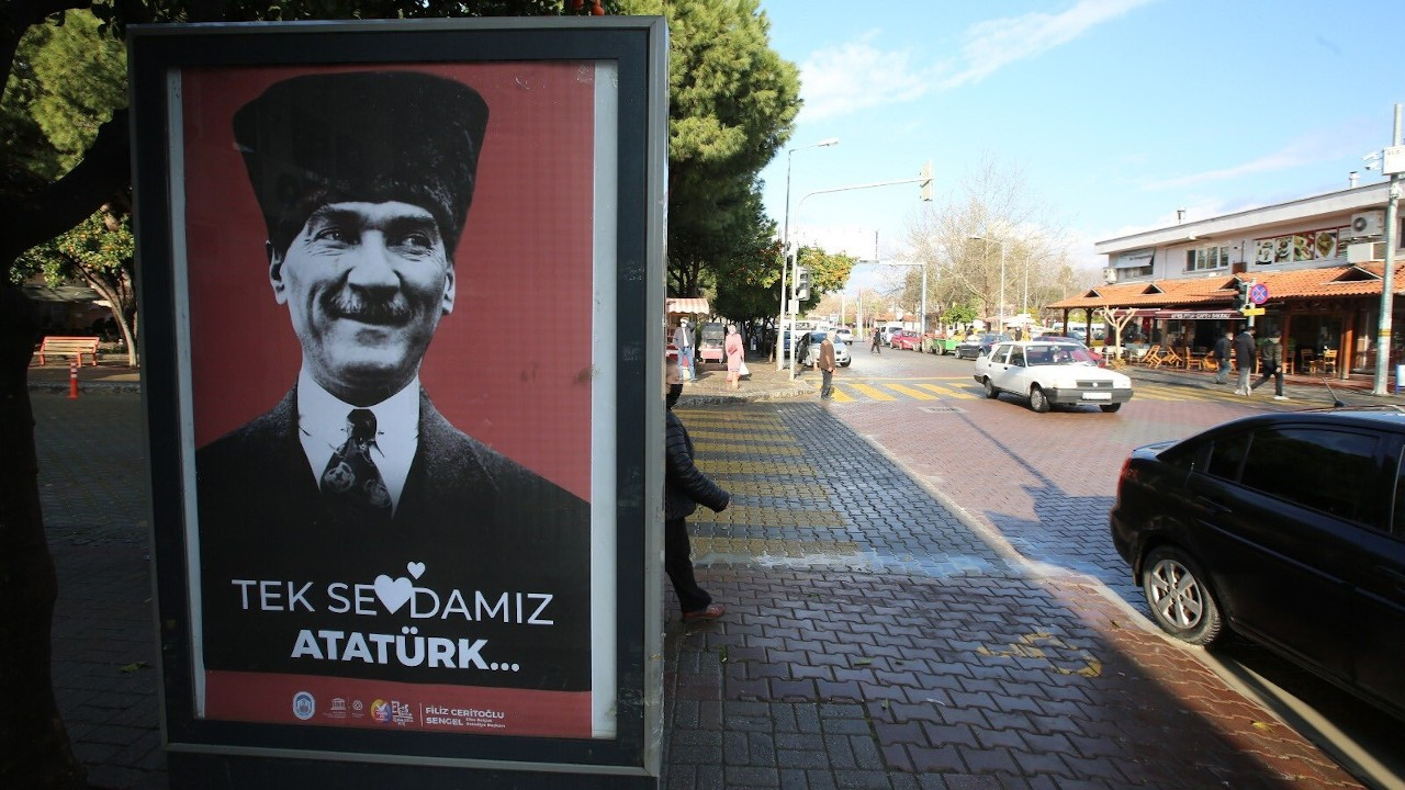 İzmir Selçuk'ta ‘Tek Sevdamız Atatürk’ afişleri asıldı