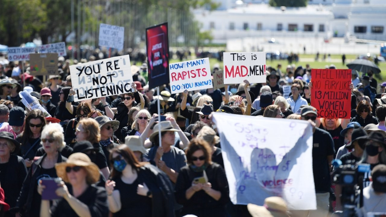 Avustralya'da binlerce kişi kadına yönelik şiddete karşı yürüdü