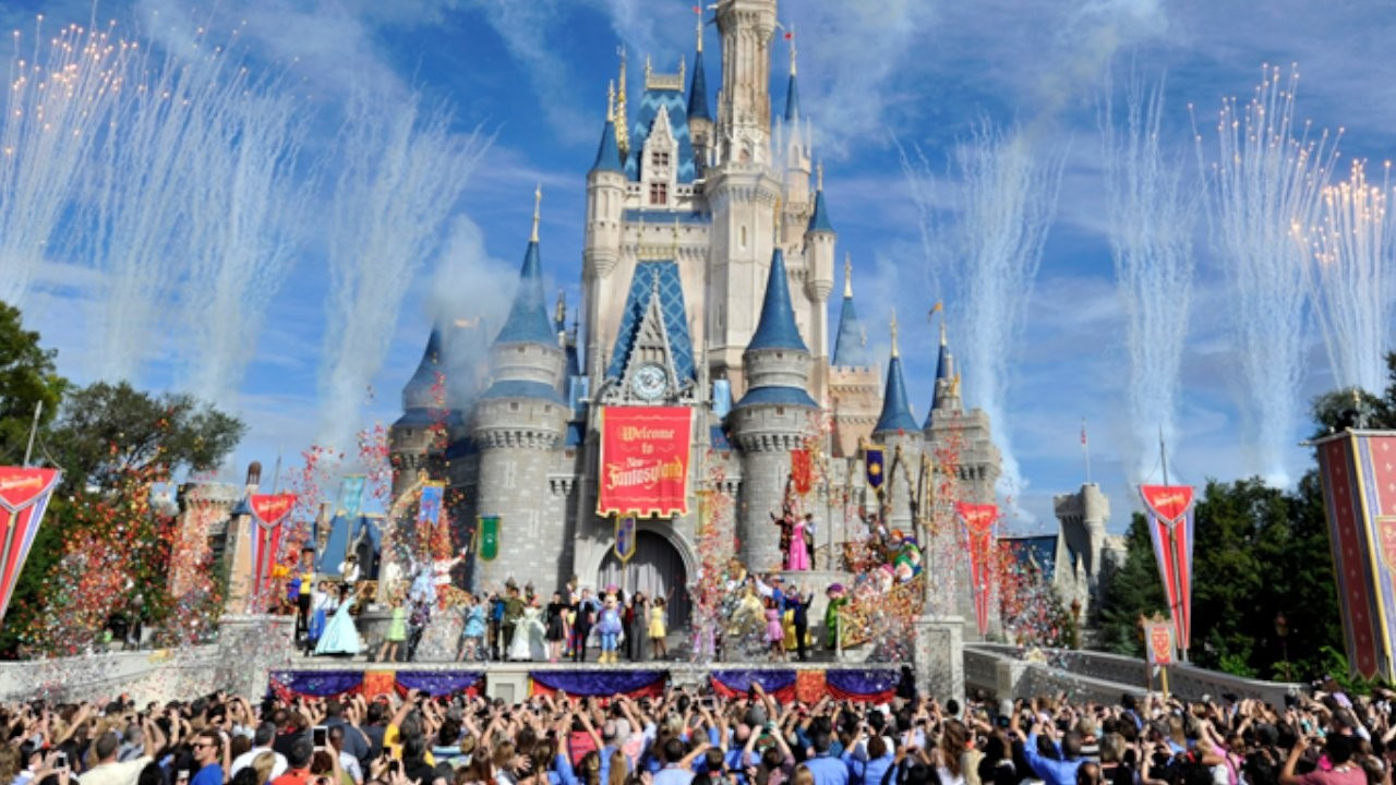 Disney iki tema parkını yeniden açıyor: Bağırmak ve yüksek sesle şarkı söylemek yasak