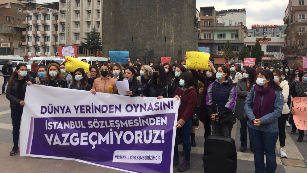 Kadınlar Dağkapı Meydanı’ndan seslendi: Haklarımızdan vazgeçmiyoruz