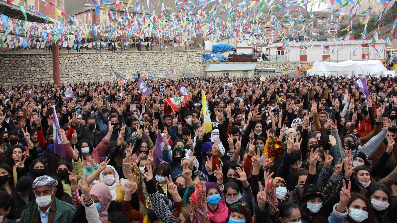 Hakkari Newroz alanı doldu taştı: 'HDP halktır, halk burada'