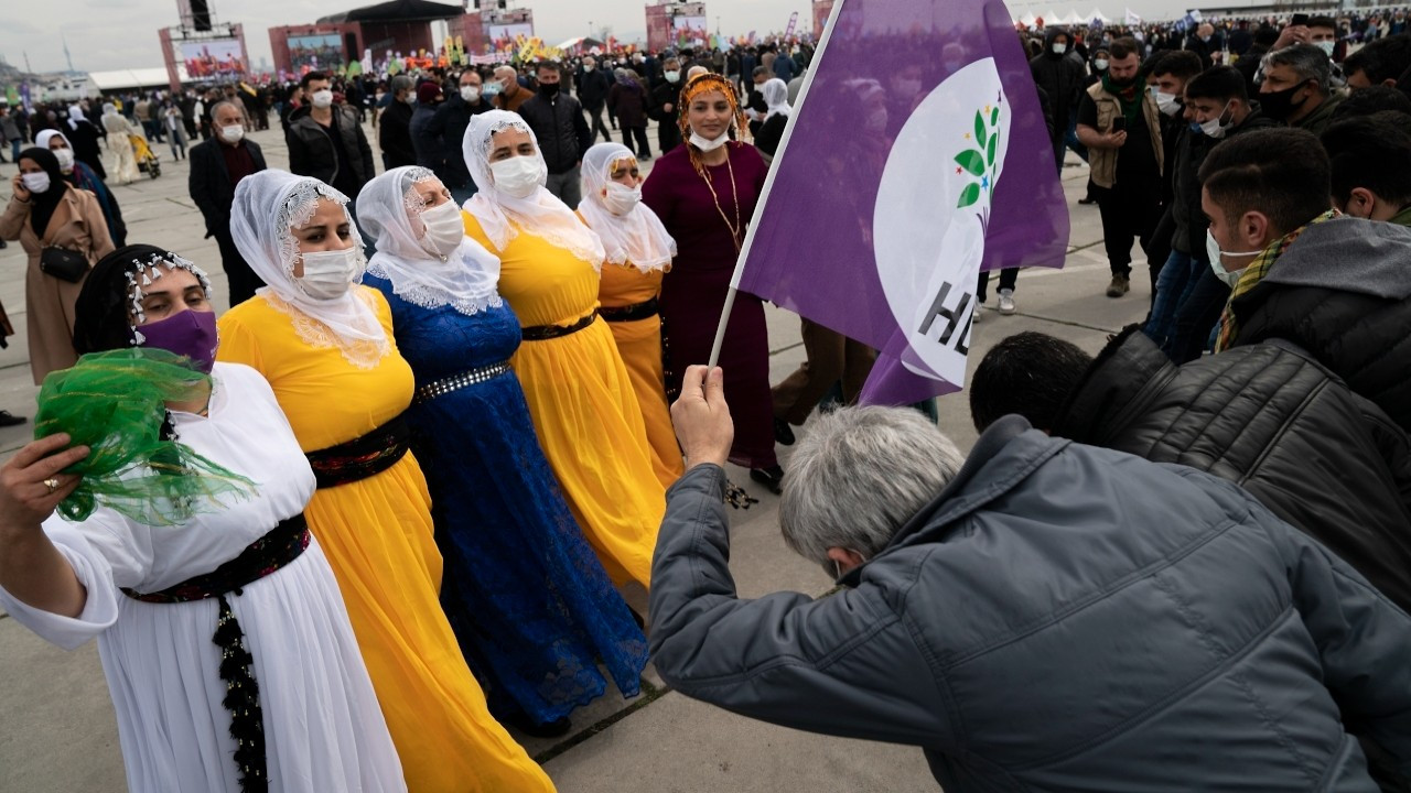 İstanbul'da binlerce kişi Newroz'u kutladı