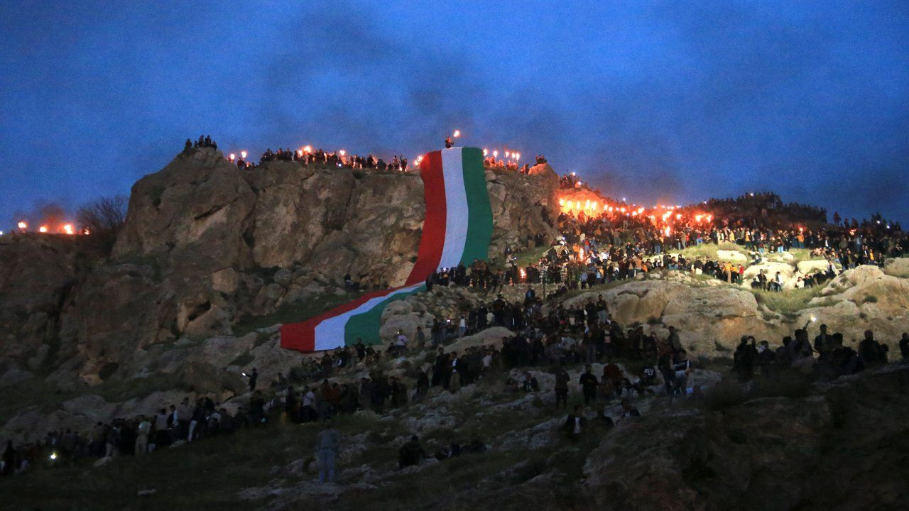 Kürdistan'da kutlamalar: Akre'de Newroz ateşini gönüllü gençler taşıdı - Sayfa 1