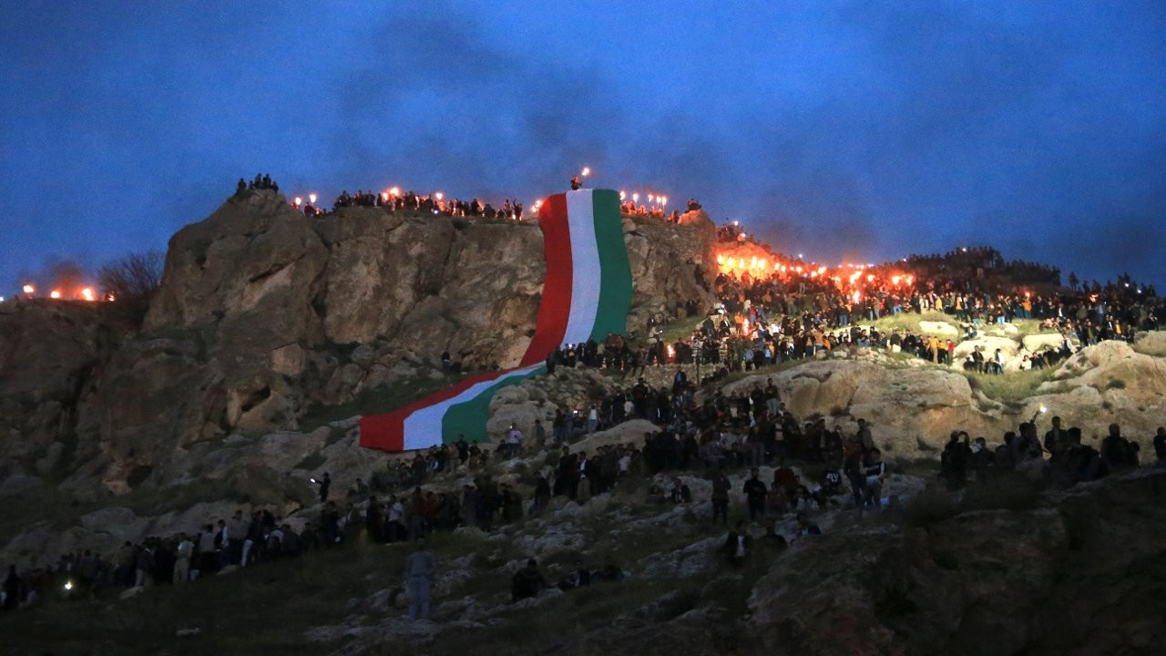 Kürdistan'da kutlamalar: Akre'de Newroz ateşini gönüllü gençler taşıdı
