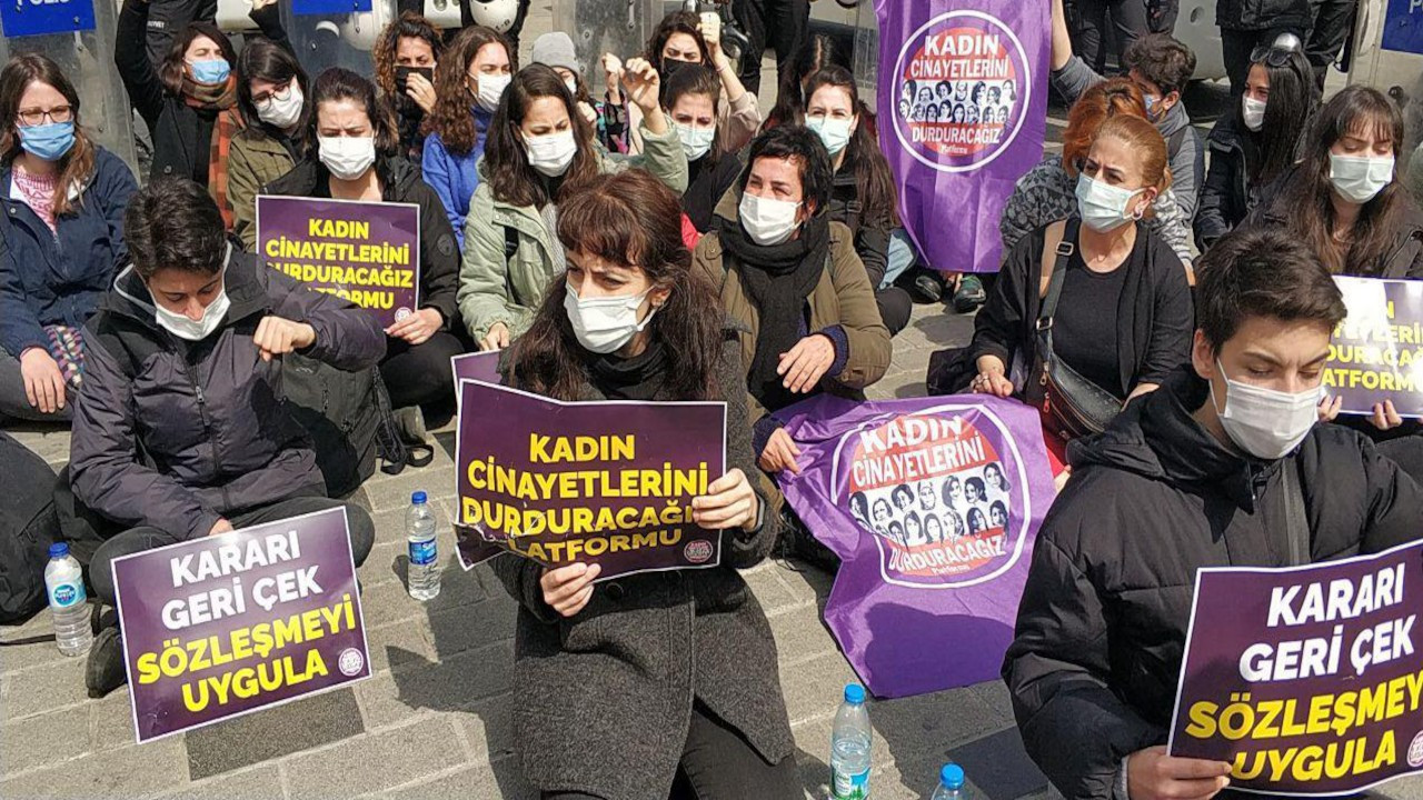 Kadınlar Taksim'de oturma eylemi yaptı