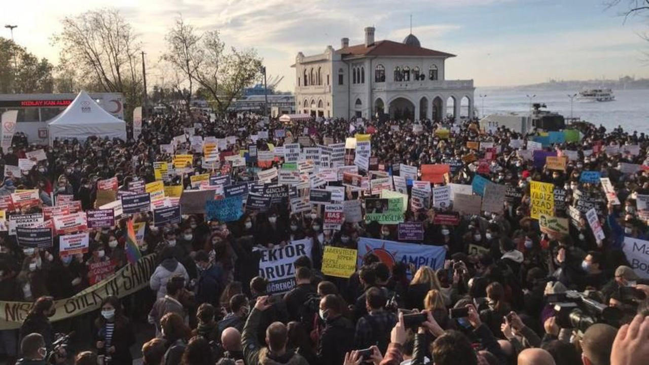 Kadıköy'de açık alanlarda toplantı ve gösteri yürüyüşü 'Covid-19 salgını' gerekçesiyle yasaklandı