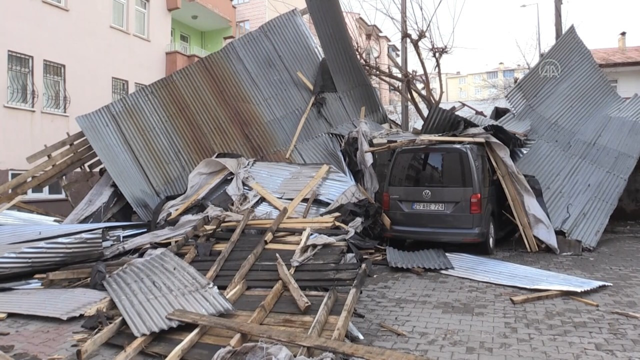 Muş'ta fırtına nedeniyle 50 evin çatısı uçtu
