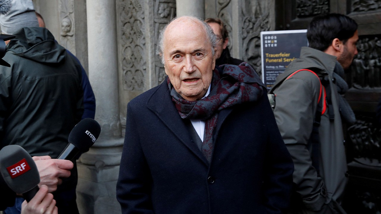 Eski FIFA Başkanı Sepp Blatter'e futboldan 6 yıl 8 ay men