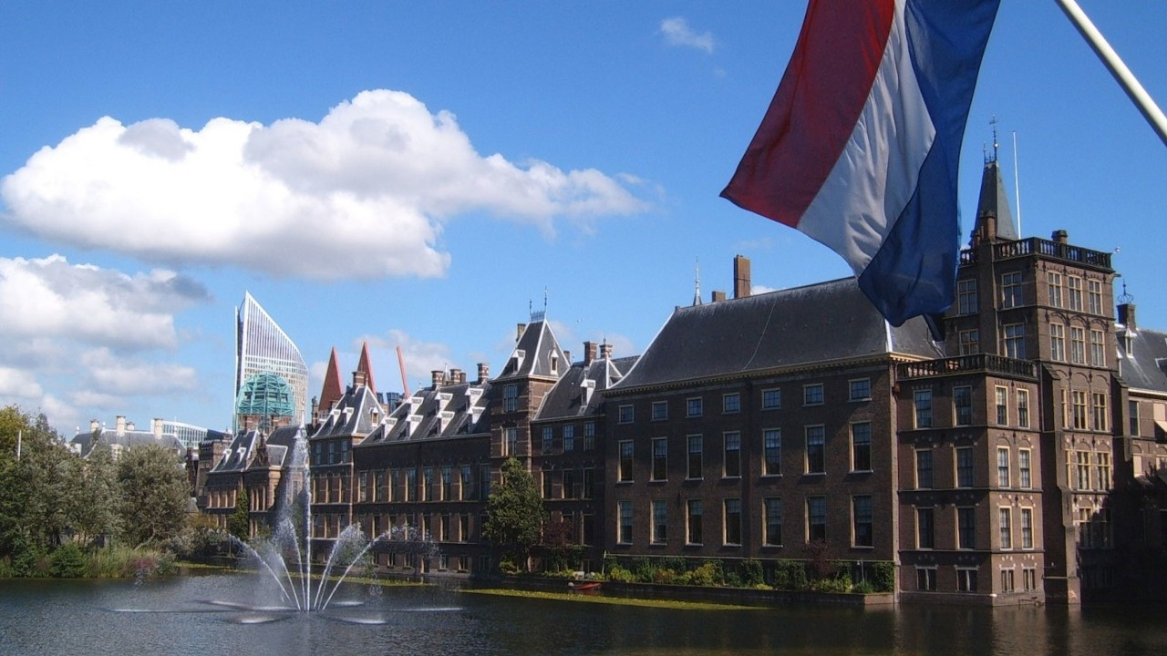 Hollanda'da parlamento bomba ihbarı nedeniyle boşaltıldı