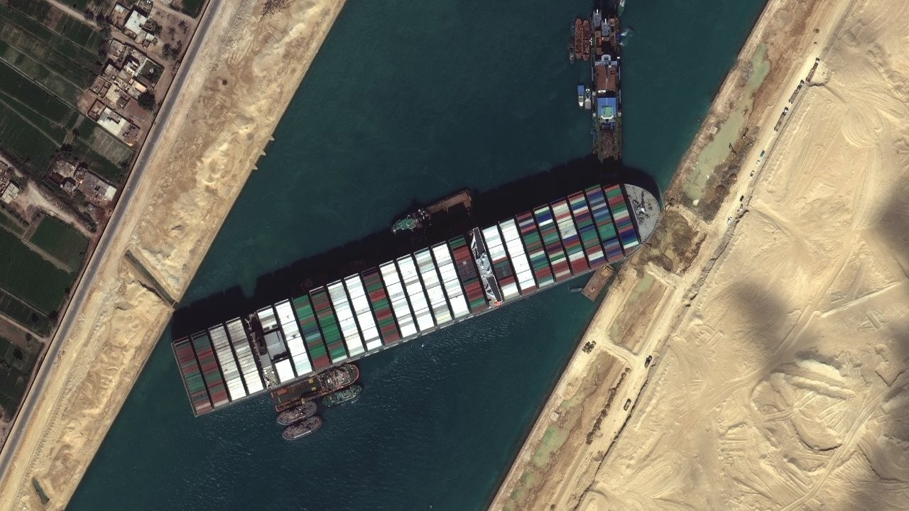 Süveyş Kanalı yine karaya oturan gemi nedeniyle tıkandı