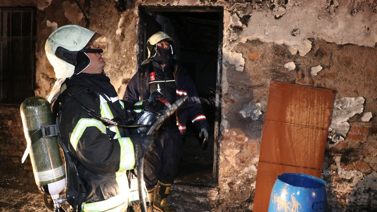 Manisa'da yangın: 5 ev ve 2 otomobil yandı