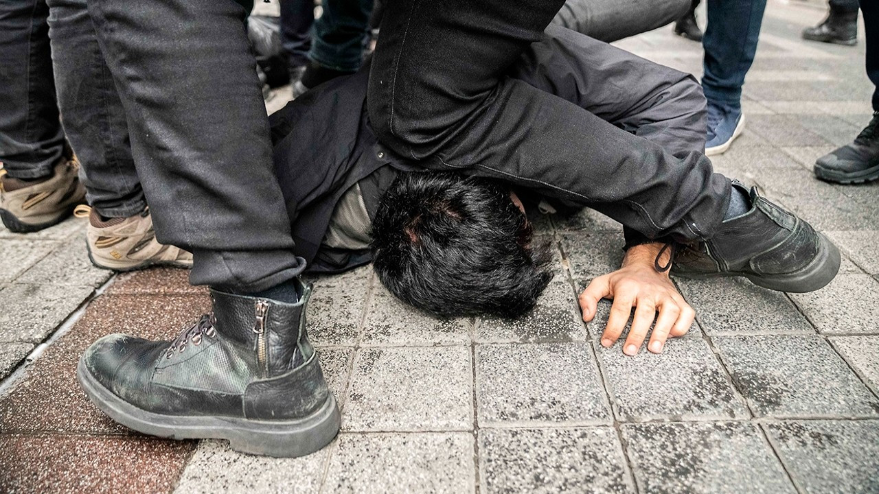 Kadıköy'de eylem yapan üniversite öğrencileri gözaltına alındı