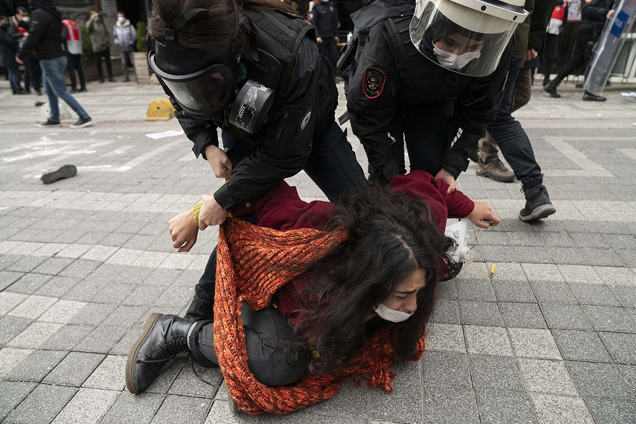 Kadıköy'de eylem yapan üniversite öğrencileri gözaltına alındı - Sayfa 1