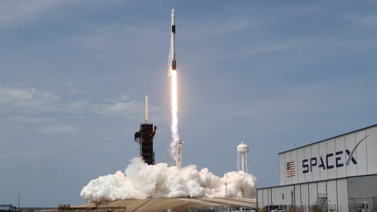 SpaceX'e ait roketin parçası Washington'da tarlada bulundu